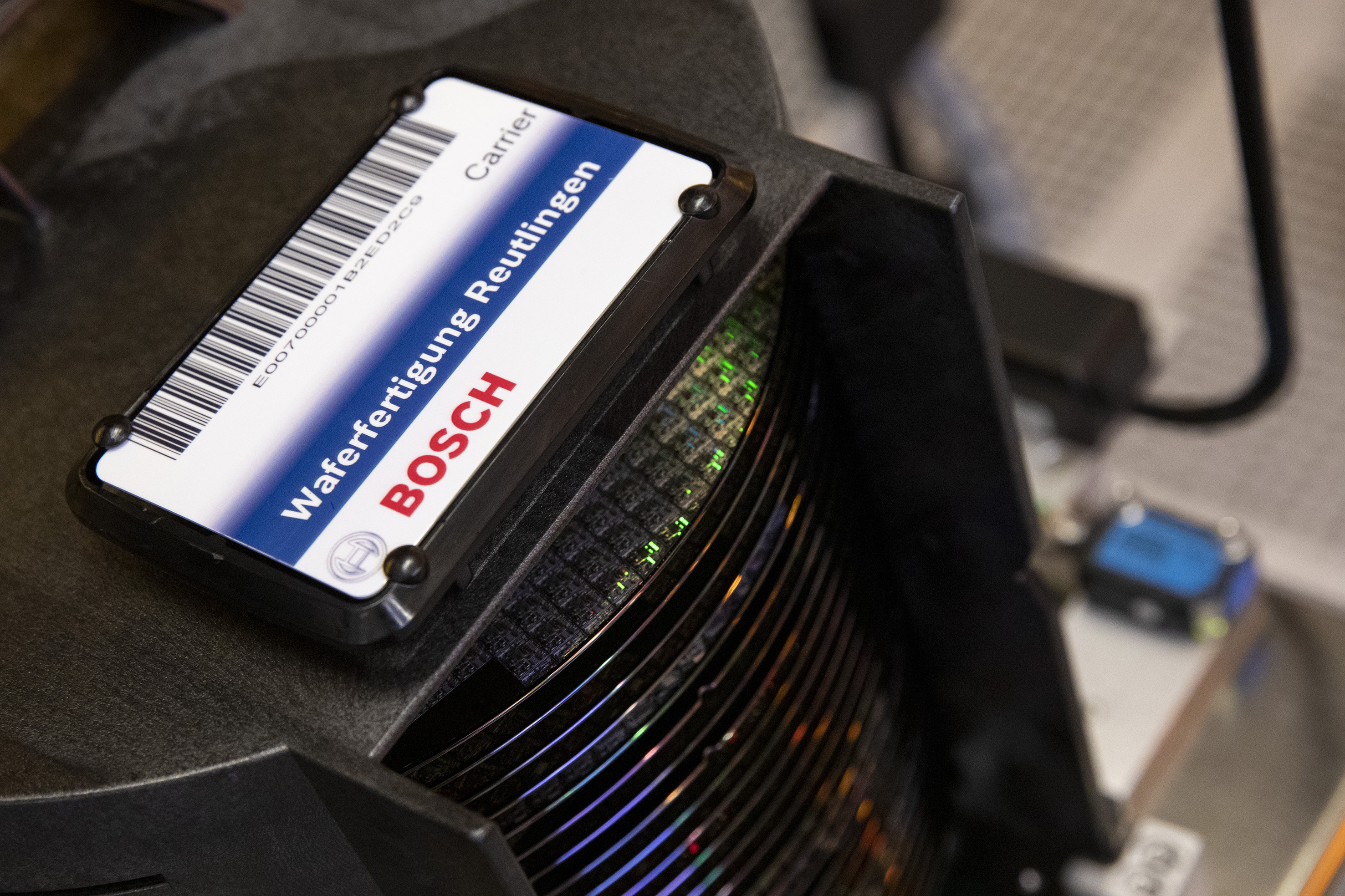 Più autonomia per la mobilità elettrica: Bosch avvia la produzione in serie di chip in carburo di silicio