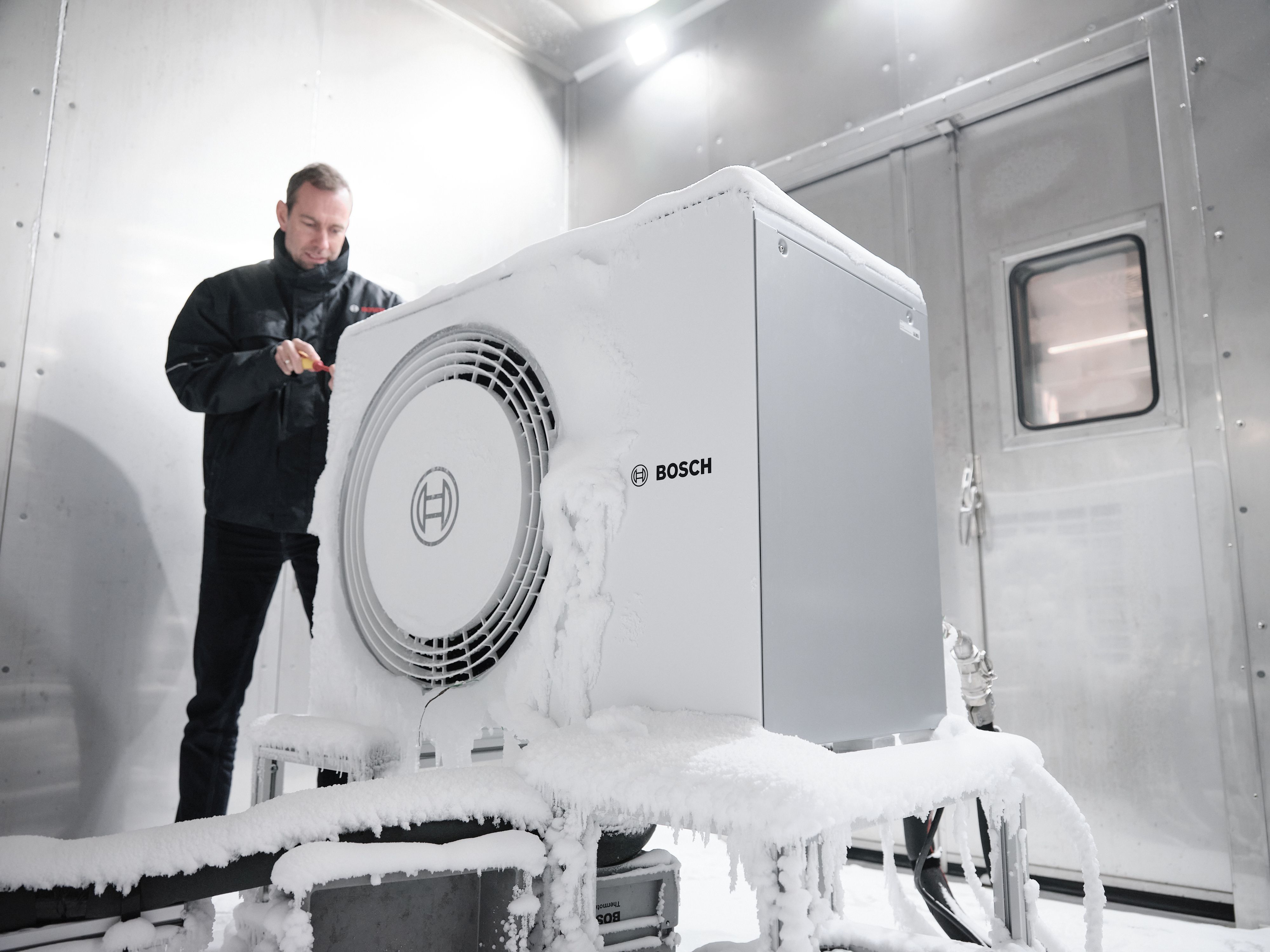 Le pompe di calore Bosch vengono testate nella camera frigorifera. A temperature ben al di sotto dello zero, vengono eseguiti diversi test per simulare il funzionamento quotidiano in condizioni di freddo