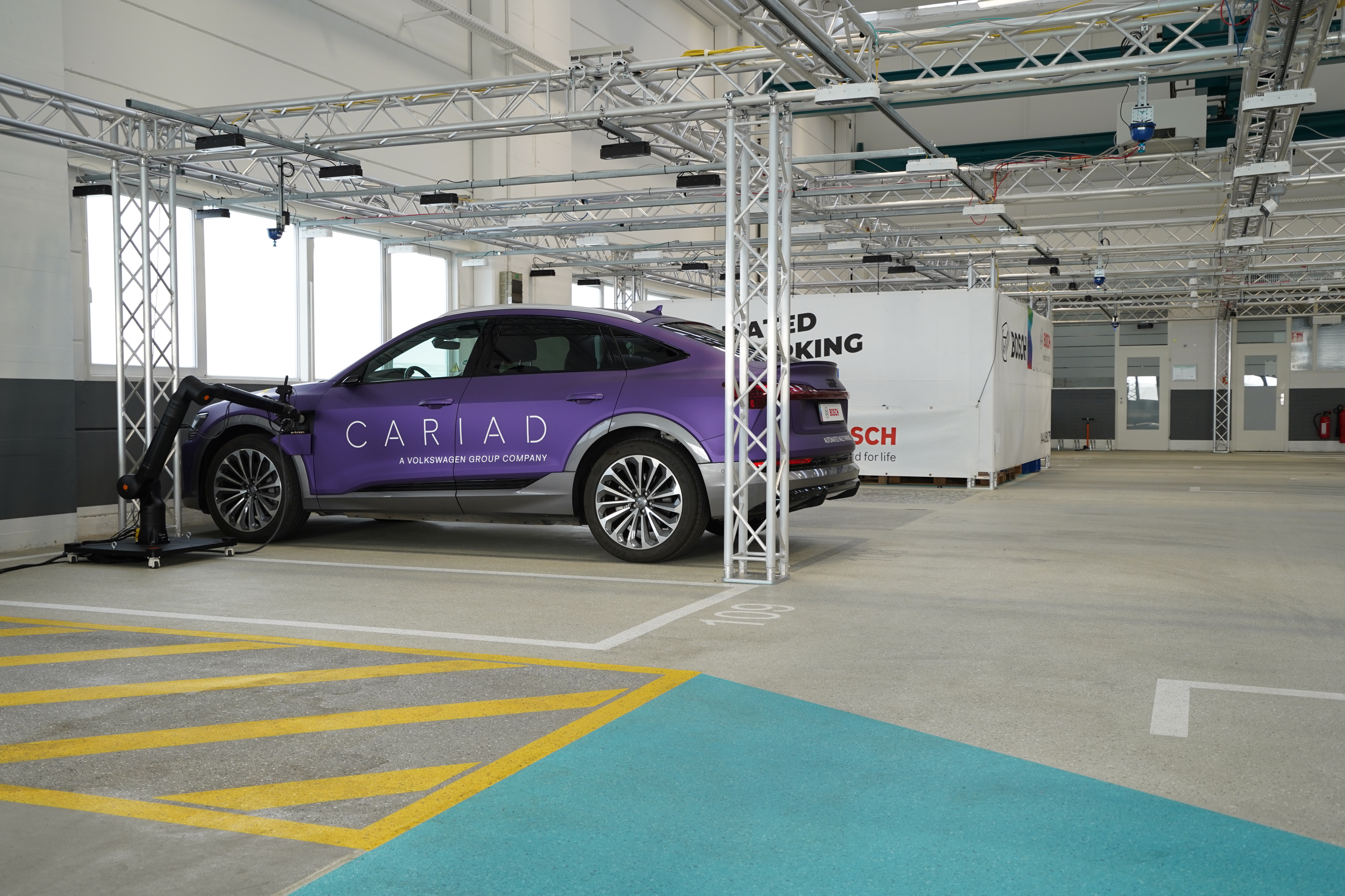 Servizio di ricarica autonoma per i veicoli elettrici grazie alla collaborazione tra Bosch e Cariad, consociata di VW 